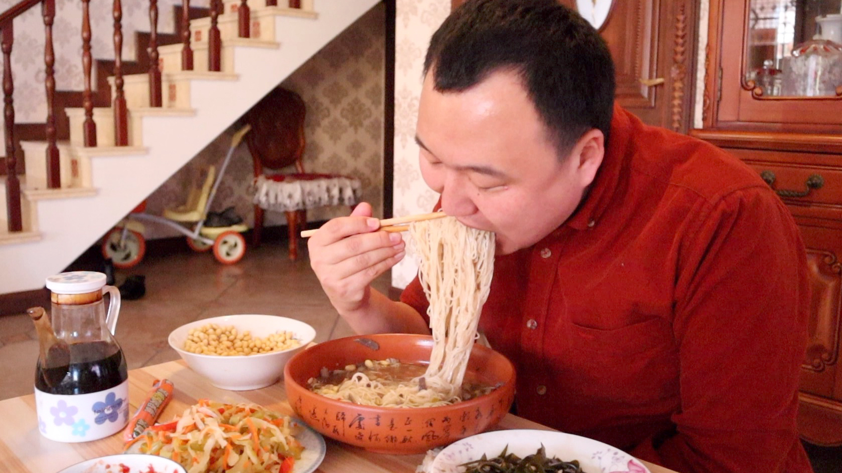天冷了,挂面这样吃才过瘾,我家隔三差五做一锅,比吃肉还香